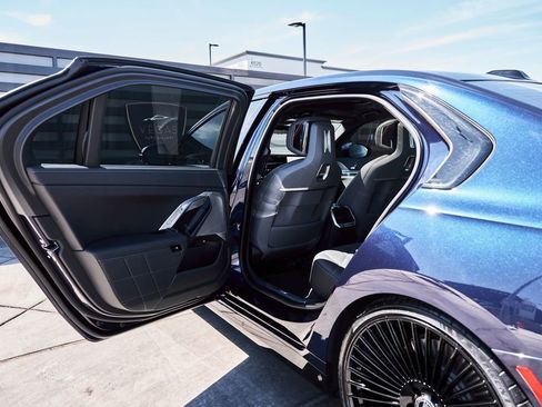 Used 2025 BMW 760i xDrive w/ Executive Package AWD/4WD image 27