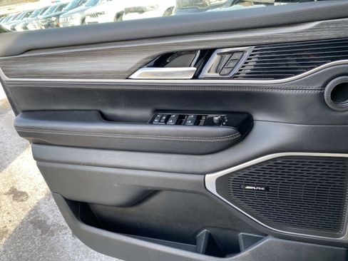 Certified 2024 Jeep Wagoneer Series II w/ Flexible Seating Group image 19