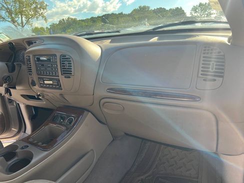 Used 2001 Lincoln Navigator 4WD image 2