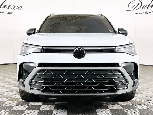 Used 2025 Volkswagen Taos SE AWD/4WD image 2