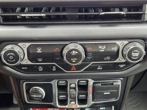 Used 2024 Jeep Gladiator Rubicon AWD/4WD image 23