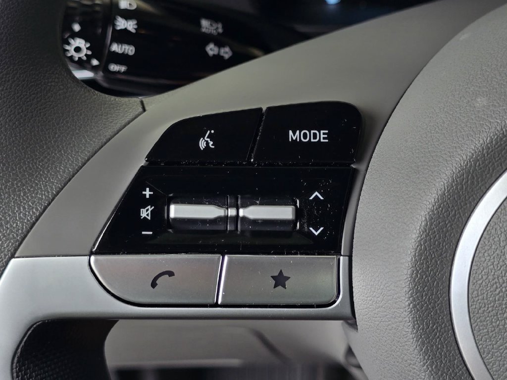 Used 2024 Hyundai Elantra SE FWD image 17