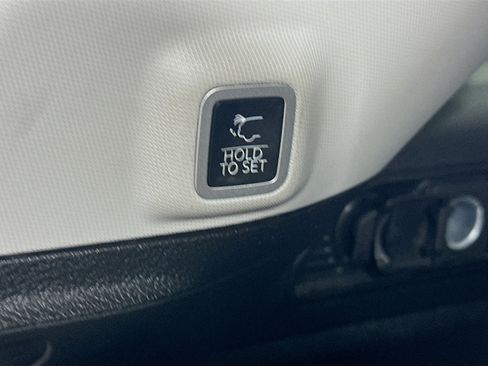 Used 2023 Jeep Grand Cherokee Limited w/ Black Appearance Package image 29