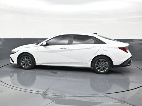 Used 2024 Hyundai Elantra SEL FWD image 2