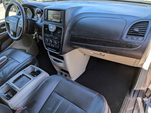 Used 2015 Chrysler Town & Country LX FWD image 30