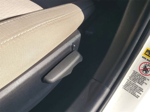 Used 2015 Toyota Corolla LE image 19