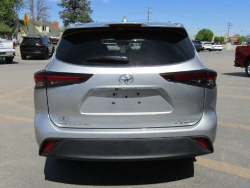 Used 2025 Toyota Highlander XLE AWD/4WD image 5