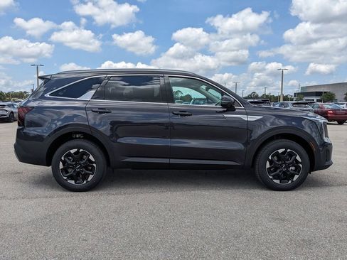 Certified 2025 Kia Sorento S AWD/4WD image 4