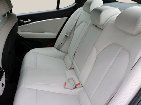 Used 2025 Genesis G70 2.5T AWD/4WD image 15