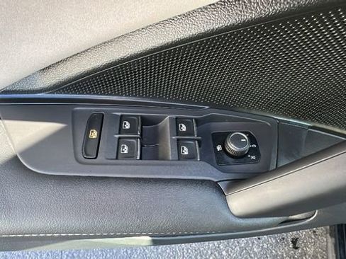 Used 2025 Volkswagen Tiguan SE AWD/4WD image 24