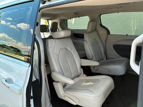 Used 2021 Chrysler Pacifica Touring-L FWD image 16