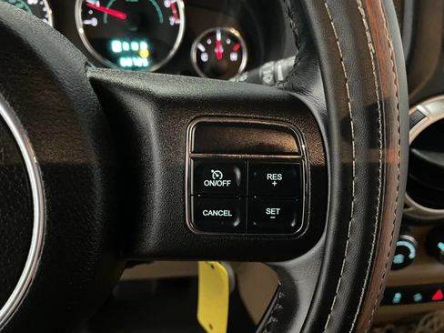 Used 2011 Jeep Wrangler Unlimited Rubicon w/ Connectivity Group AWD/4WD image 28