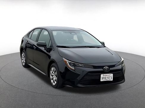 Used 2025 Toyota Corolla LE image 3