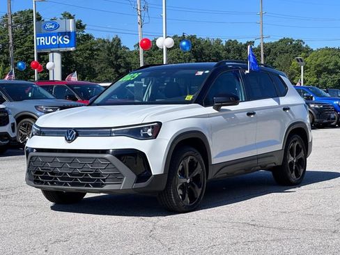 Used 2025 Volkswagen Taos SE AWD/4WD image 3