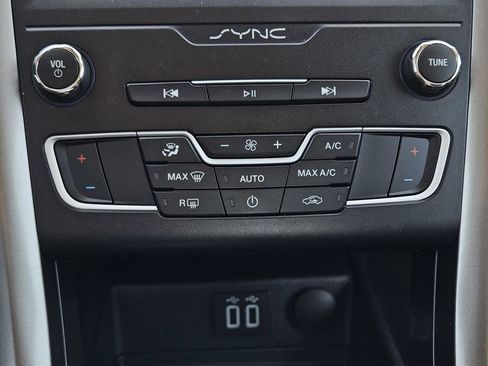 Used 2019 Ford Fusion SE image 23