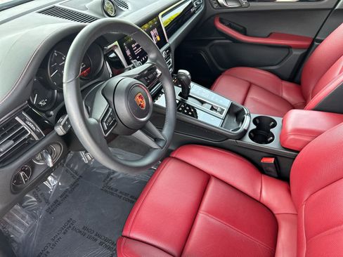 Certified 2025 Porsche Macan AWD/4WD image 4