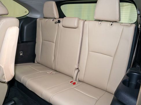 Used 2022 Toyota Highlander XLE image 11