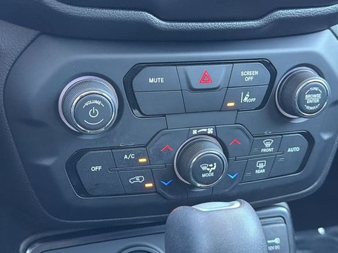 Used 2023 Jeep Renegade Latitude AWD/4WD image 14