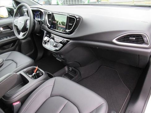 New 2026 Chrysler Voyager LX image 10