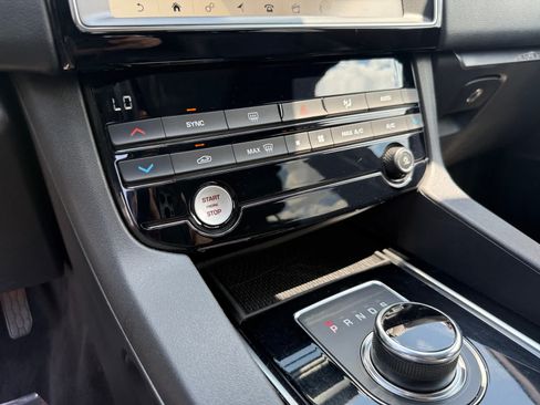 Used 2020 Jaguar F-PACE Premium AWD/4WD image 20
