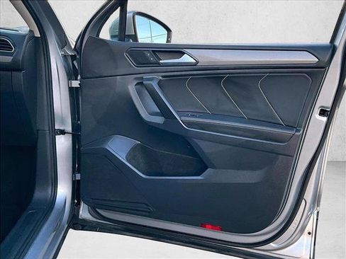 Used 2022 Volkswagen Tiguan SE w/ Panoramic Sunroof Package FWD image 19