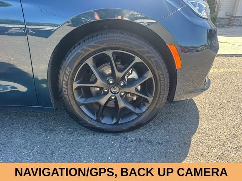 Used 2023 Chrysler Pacifica Limited w/ S Appearance Package FWD image 5