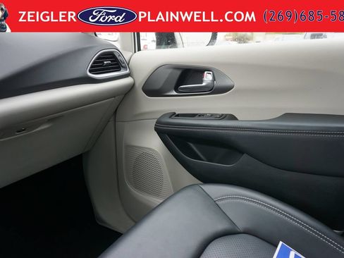 Used 2024 Chrysler Pacifica Touring-L FWD image 34