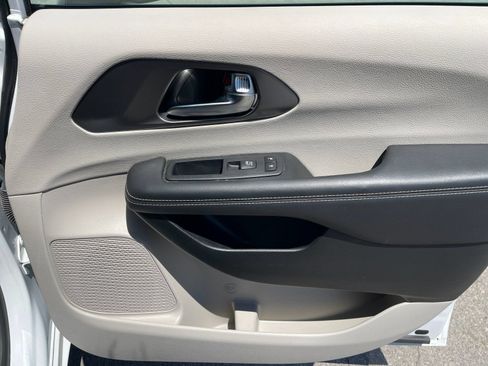 Used 2024 Chrysler Pacifica Touring-L FWD image 20
