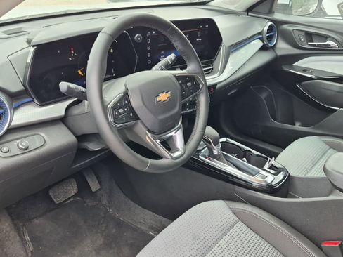 Used 2025 Chevrolet Trax LT w/ LT Convenience Package image 7