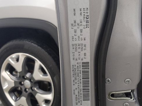 Used 2019 Jeep Compass Limited image 33