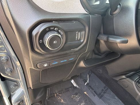 Used 2025 Jeep Wrangler Willys image 25