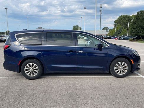 Used 2019 Chrysler Pacifica Touring Plus w/ Advanced Safetytec Group FWD image 19