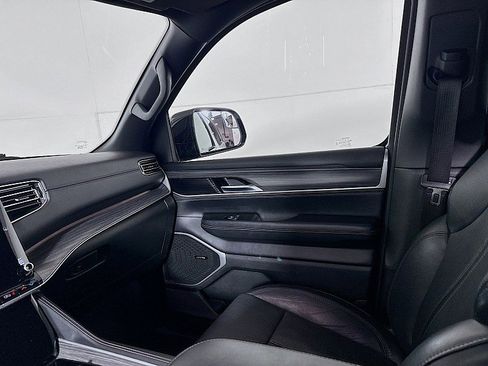 Used 2023 Jeep Wagoneer L Series III w/ Preferred Equipment Group image 25