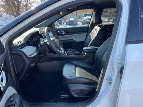 Used 2025 Jeep Compass Limited image 27