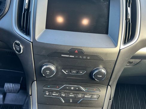 Used 2020 Ford Edge SE image 14