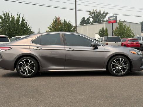 Used 2020 Toyota Camry SE w/ Sunroof Package FWD image 3