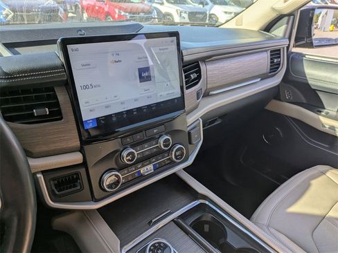 Used 2024 Ford Expedition Limited image 23