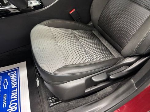 Used 2025 Chevrolet Trax LT w/ Sunroof Package FWD image 16