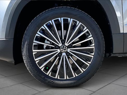 New 2026 Volkswagen Taos SE FWD image 11