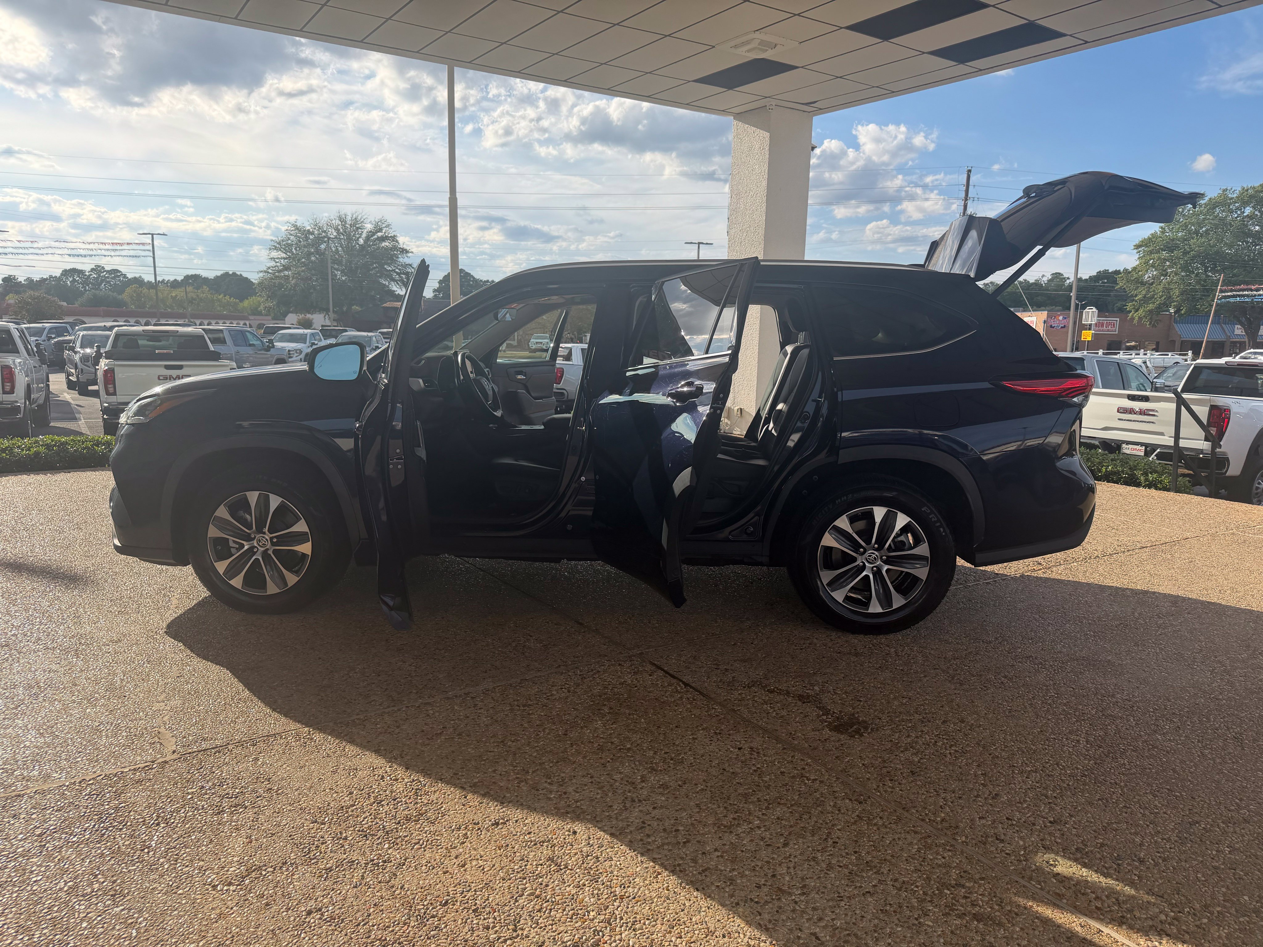 Used 2020 Toyota Highlander XLE FWD image 17