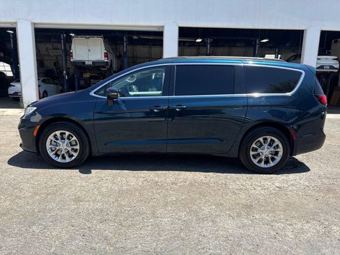 Used 2022 Chrysler Pacifica Touring-L AWD/4WD image 2