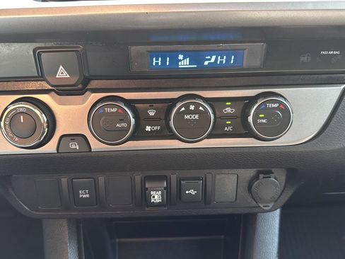 Used 2021 Toyota Tacoma SR5 AWD/4WD image 31