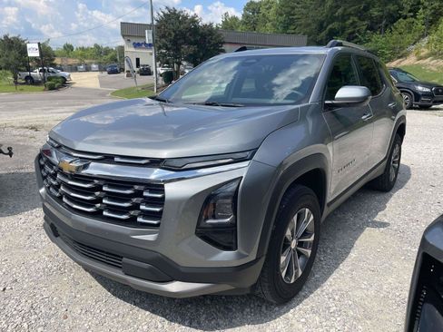 Used 2025 Chevrolet Equinox LT w/ Convenience Package II FWD image 3