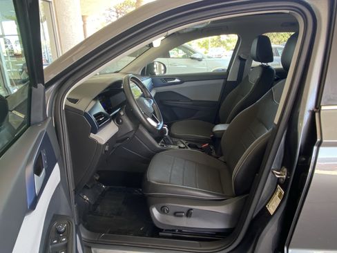 Certified 2023 Volkswagen Taos SE w/ Panoramic Sunroof Package AWD/4WD image 37