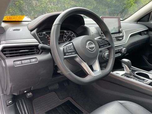 Used 2025 Nissan Altima 2.5 SR FWD image 9