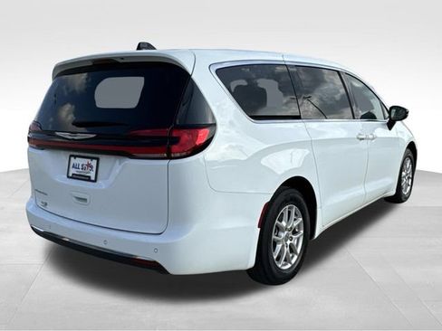 Used 2024 Chrysler Pacifica Touring-L image 9