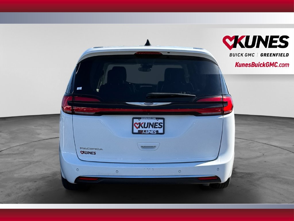 Used 2023 Chrysler Pacifica Touring-L FWD image 9