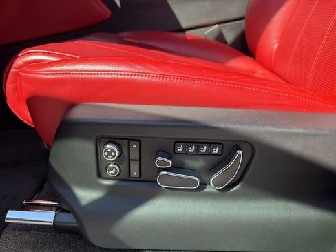 Used 2019 Bentley Bentayga AWD/4WD image 18
