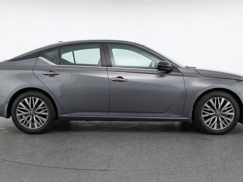 Used 2025 Nissan Altima 2.5 SV image 11
