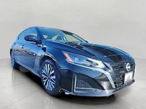 Used 2025 Nissan Altima 2.5 SV image 1